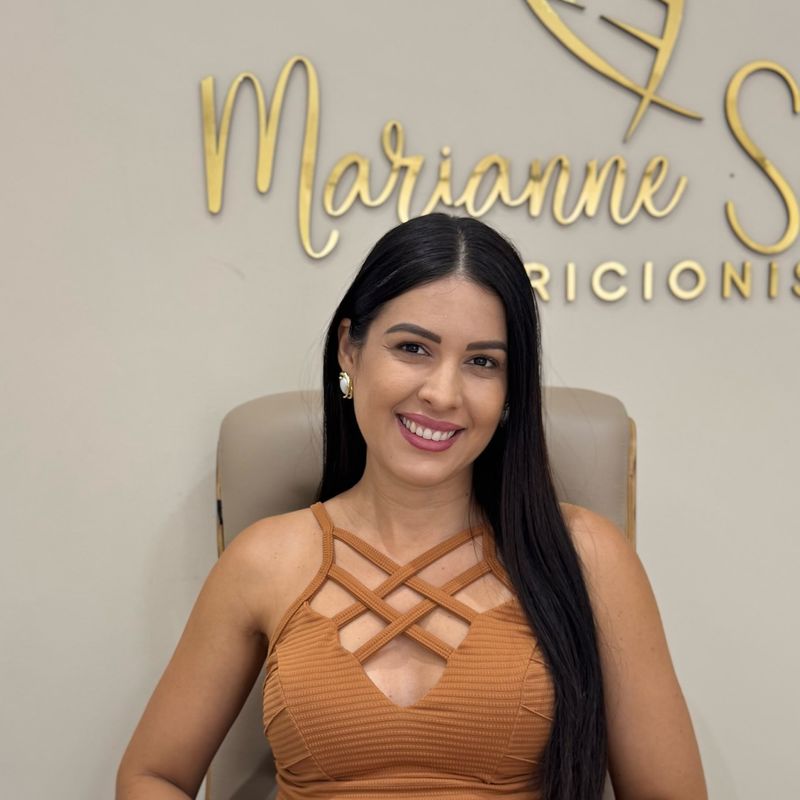 Retrato da nutricionista Marianne Soares Machado sorrindo no consultório