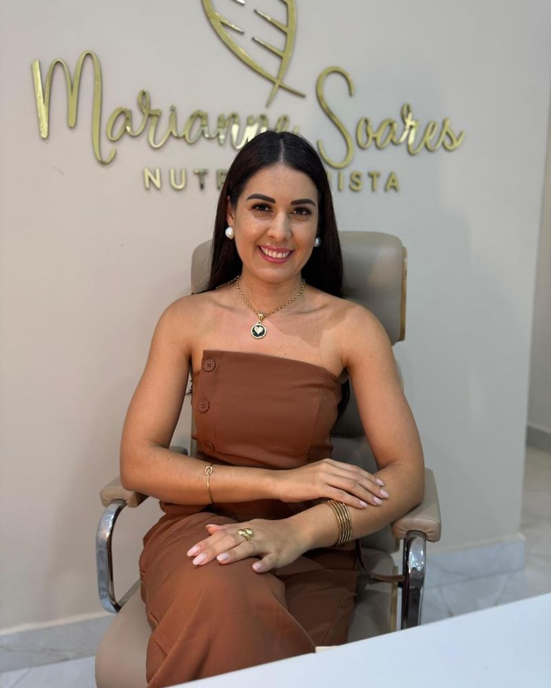 Marianne Soares Machado, criadora do Reset Metabólico™, sentada em seu consultório